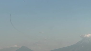 Türk NATO savaş uçağı Ermenistan 'daki Ararat ve Erivan Dağı yakınlarındaki bir kentin üzerinden uçuyor. Orta Doğu. 06.16.2025