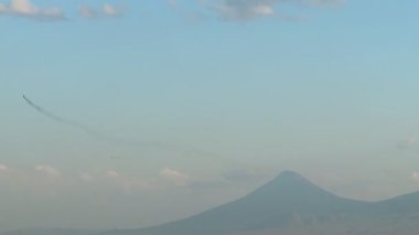 Türk NATO savaş uçağı Ermenistan 'daki Ararat ve Erivan Dağı yakınlarındaki bir kentin üzerinden uçuyor. Orta Doğu. 06.16.2025