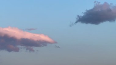 Soyut arkaplan için parlak güneşli bir günde bulutlu güzel mavi gökyüzü