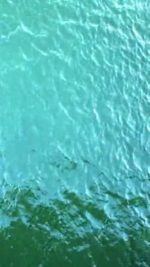 Sakin masmavi deniz, yukarıdan manzara. Yüksek kaliteli görüntüler