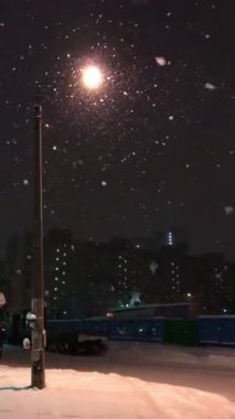 Sokak ışıklarının altına kar yağıyor, kış yüksek kaliteli görüntüler.