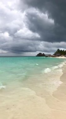 Tanzanya, Zanzibar 'daki gök mavisi Hint Okyanusu ve altın kumlu plaj