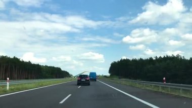 Polonya Lodz 08.13.2017 Koscielec Koble Daniszewskie karayolu üzerindeki Gökkuşağı renkli köprü