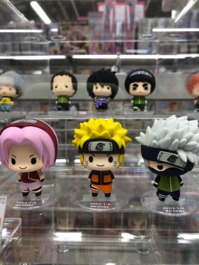 Tokyo, Japonya 12.30.2019 Naruto anime oyuncakları Tokyo 'nun Akihabara semtindeki bir mağazada sergilenmektedir. Yüksek kalite fotoğraf, dikey fotoğraf