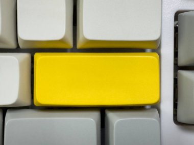 Mekanik beyaz klavyede büyük sarı Enter tuşu, iş konsepti, reklam ve afişler için. Yüksek kalite fotoğraf