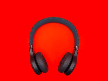 Afişler ve reklamlar için açık kırmızı arka planda koyu yeşil büyük kulaklıklar. kopyalama alanı. Yüksek kalite fotoğraf