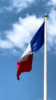 Mavi bir gökyüzü ve beyaz bir bayrak direğine karşı rüzgarda dalgalanan büyük bir Fransız bayrağı. Fransa, Paris, Avrupa, Avrupa 'nın başkenti, Avrupa' nın kalbi, haberler, gazeteler için.