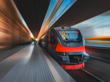 Modern tren hareket halinde ve bulanık, Erivan 'ın Ermeni Demiryolları trenleri. Siberpunk treni. Bulanık hareket treni. Tren yolculuğu, hareket, afiş, reklam için. Yüksek kalite fotoğraf