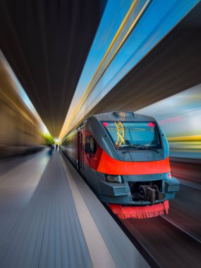 Modern tren hareket halinde ve bulanık, Erivan 'ın Ermeni Demiryolları trenleri. Siberpunk treni. Bulanık hareket treni. Tren yolculuğu, hareket, afiş, reklam için. Yüksek kalite fotoğraf
