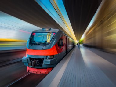 Modern tren hareket halinde ve bulanık, Erivan 'ın Ermeni Demiryolları trenleri. Siberpunk treni. Bulanık hareket treni. Tren yolculuğu, hareket, afiş, reklam için. Yüksek kalite fotoğraf