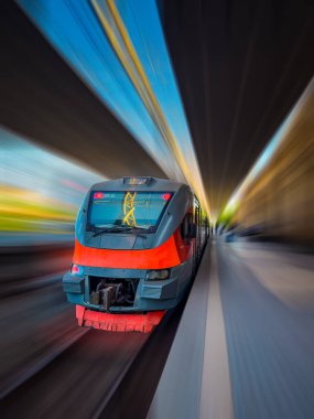 Modern tren hareket halinde ve bulanık, Erivan 'ın Ermeni Demiryolları trenleri. Siberpunk treni. Bulanık hareket treni. Tren yolculuğu, hareket, afiş, reklam için. Yüksek kalite fotoğraf