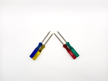 Beyaz arka planda dört küçük renkli plastik tornavida. Kopyalama alanı, deri döşeme, üst görünüm. Yüksek kalite fotoğraf.