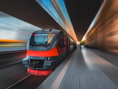 Modern tren hareket halinde ve bulanık, Erivan 'ın Ermeni Demiryolları trenleri. Siberpunk treni. Bulanık hareket treni. Tren yolculuğu, hareket, afiş, reklam için. Yüksek kalite fotoğraf