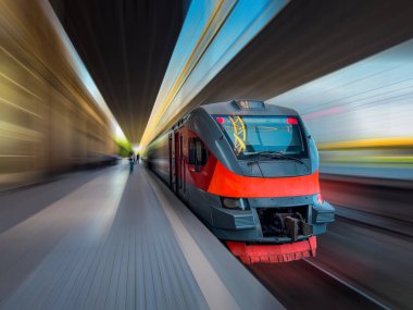 Modern tren hareket halinde ve bulanık, Erivan 'ın Ermeni Demiryolları trenleri. Siberpunk treni. Bulanık hareket treni. Tren yolculuğu, hareket, afiş, reklam için. Yüksek kalite fotoğraf