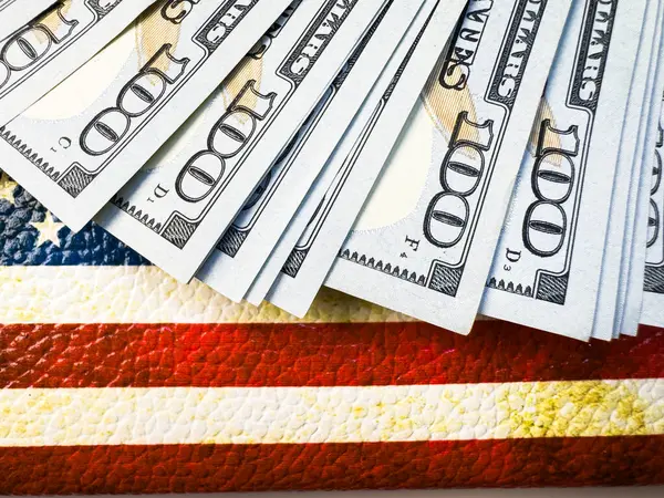 Amerikan bayrağı ve doları, nakit, dolar, Amerikan pasaportu, ABD vizesi, ABD 'ye seyahat, para, nakit, ABD bayrağı, ABD doları. Boşluğu kopyala, deri döşeme, üst görünüm, beyaz arkaplan. Üzerinde Amerikan bayrağı resmi olan bir cüzdan. Duvarda bir sürü fatura var.