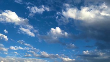 Zaman gökyüzünü ve beyaz bulutu dolaşır, gökyüzünde bir bulut. Gökyüzü mavi. Bulut beyaz. Zaman Bulutları