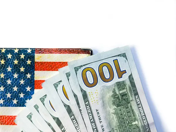 Amerikan bayrağı ve doları, nakit, dolar, Amerikan pasaportu, ABD vizesi, ABD 'ye seyahat, para, nakit, ABD bayrağı, ABD doları. Boşluğu kopyala, deri döşeme, üst görünüm, beyaz arkaplan. Üzerinde Amerikan bayrağı resmi olan bir cüzdan. Duvarda bir sürü fatura var.