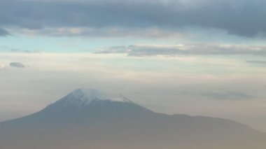 Arka planda bulutlu bir gökyüzü olan bir dağ Araratı var. Gökyüzünde uçan kuşlar var, Ermenistan Erivan