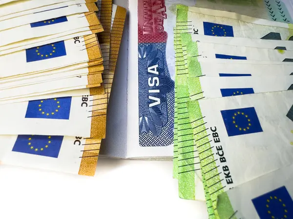 ABD 'ye giriş vergisi, vize ücreti, vize vergisi, ABD' ye girerken yatırılan avro, girişte ABD 'ye yatırılan para. Vize damgalı seyahat pasaportlu göçmen vizesi biz, vize ABD, fotokopi alanı, düz alan, üst manzara. Yüksek kalite fotoğraf