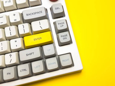 Telefon şarj aleti, C tipi USB şarj aleti, beyaz şarj aleti beyaz şarj aleti. Şarj aletinin iki ucu var ve bir duvar prizine takılı.