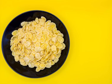 Telefon şarj aleti, C tipi USB şarj aleti, beyaz şarj aleti beyaz şarj aleti. Şarj aletinin iki ucu var ve bir duvar prizine takılı.