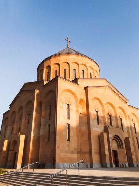 Erivan, Ermenistan - 08.21.2018: Büyük Yeni Ermeni Kilisesi, Arapkir 'in Kutsal Haçı Kilisesi, üzerinde haç bulunan büyük bir bina. Bina kahverengi ve kubbesi var.