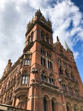 LONDON, UNITED KINGDOM - 08.18.2019 Kings Cross istasyonu, Londra 'nın ana ulaşım merkezlerinden biri olan Kings Cross istasyonunun manzarası. Yüksek kalite