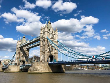 Londra, İngiltere 08.20.2019 Tower Bridge London, Birleşik Krallık. Asma köprü Thames Nehri 'ni geçiyor Londra Kulesi' ne yakın. Yüksek kalite fotoğraf