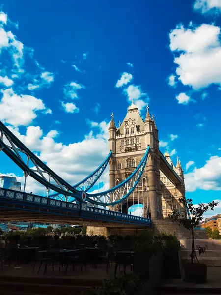 Londra, İngiltere 08.20.2019 Tower Bridge London, Birleşik Krallık. Asma köprü Thames Nehri 'ni geçiyor Londra Kulesi' ne yakın. Yüksek kalite fotoğraf
