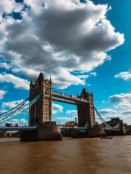 Londra, İngiltere 08.20.2019 Tower Bridge London, Birleşik Krallık. Asma köprü Thames Nehri 'ni geçiyor Londra Kulesi' ne yakın. Yüksek kalite fotoğraf