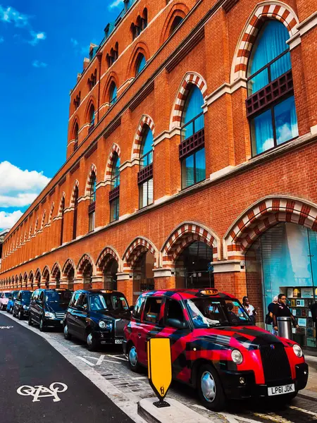 LONDON, UK 08.21.2019 tipik Londra Black Cab London, İngiltere. Londra taksisi. Siyah taksiler Londra 'nın sembolüdür. Yüksek kalite