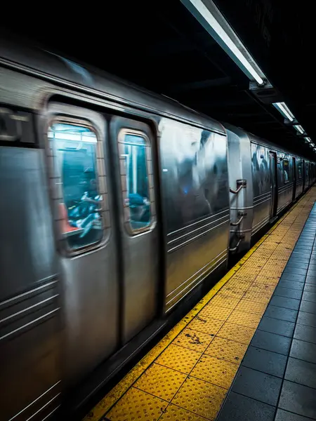 New York Metrosu 'nun içinde New York Metro, dünyanın en eski ve en kapsamlı toplu taşıma sistemlerinden biridir. Yüksek kalite fotoğraf