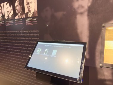 Erivan, Ermenistan - 08.17.2025: Ermeni Soykırım Müzesi-Enstitüsü ve Tsiternakaberd Ermeni Soykırımı anıtı, 24 Nisan 1915, 1,5 milyon sivil Ermeni Osmanlı İmparatorluğu tarafından öldürüldü. Yüksek kalite fotoğraf