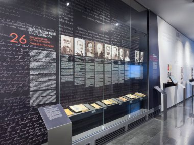 Erivan, Ermenistan - 08.17.2025: Ermeni Soykırım Müzesi-Enstitüsü ve Tsiternakaberd Ermeni Soykırımı anıtı, 24 Nisan 1915, 1,5 milyon sivil Ermeni Osmanlı İmparatorluğu tarafından öldürüldü. Yüksek kalite fotoğraf