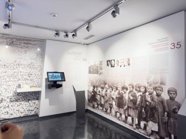 Erivan, Ermenistan - 08.17.2025: Ermeni Soykırım Müzesi-Enstitüsü ve Tsiternakaberd Ermeni Soykırımı anıtı, 24 Nisan 1915, 1,5 milyon sivil Ermeni Osmanlı İmparatorluğu tarafından öldürüldü. Yüksek kalite fotoğraf