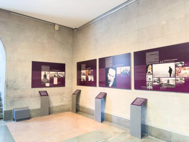 Erivan, Ermenistan - 08.17.2025: Ermeni Soykırım Müzesi-Enstitüsü ve Tsiternakaberd Ermeni Soykırımı anıtı, 24 Nisan 1915, 1,5 milyon sivil Ermeni Osmanlı İmparatorluğu tarafından öldürüldü. Yüksek kalite fotoğraf