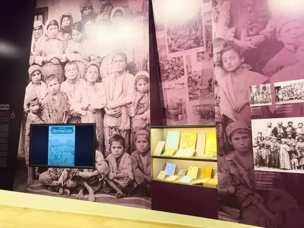 Erivan, Ermenistan - 08.17.2025: Ermeni Soykırım Müzesi-Enstitüsü ve Tsiternakaberd Ermeni Soykırımı anıtı, 24 Nisan 1915, 1,5 milyon sivil Ermeni Osmanlı İmparatorluğu tarafından öldürüldü. Yüksek kalite fotoğraf