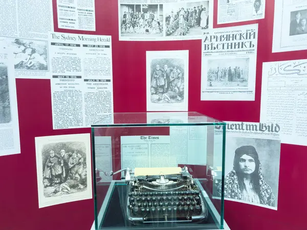 Erivan, Ermenistan - 08.17.2025: Ermeni Soykırım Müzesi-Enstitüsü ve Tsiternakaberd Ermeni Soykırımı anıtı, 24 Nisan 1915, 1,5 milyon sivil Ermeni Osmanlı İmparatorluğu tarafından öldürüldü. Yüksek kalite fotoğraf