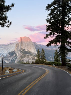 Yosemite Ulusal Parkı, Kaliforniya ABD. Yosemite Vadisi 'nden Half Dome' da gün batımı. Yüksek kalite fotoğraf