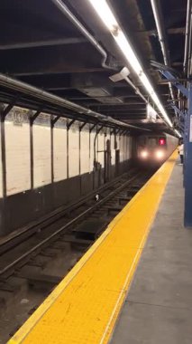 NEW YORK, ABD - 09.12.2024: Trenin varışı. New York Metrosu 'nun içinde New York Metro, dünyanın en eski ve en kapsamlı toplu taşıma sistemlerinden biridir. MTA