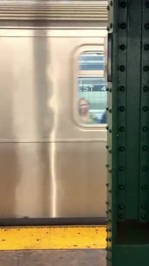 NEW YORK, ABD - 09.12.2024: Trenin varışı. New York Metrosu 'nun içinde New York Metro, dünyanın en eski ve en kapsamlı toplu taşıma sistemlerinden biridir. MTA