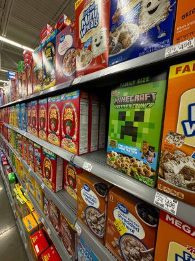 Babbitt, New York, ABD - 09.11.2024: Lucky Charms and Minecraft Cereals. Walmart 'ta görülen fiyat etiketleri. Yüksek kalite fotoğraf