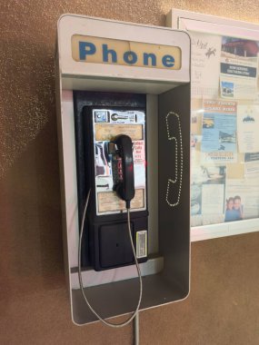 Kaibab, AZ, ABD - 09.17.2024: Eski, kirli bir ankesörlü telefon. Kırık bir telefon sapı ve ödemeli bir telefon kulübesi. Yüksek kalite fotoğraf