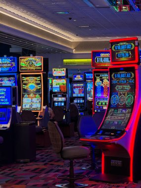 Las Vegas, ABD - 09.16.2024: Birçok kumar makinesi olan bir kumarhane. Makinelerden birinde 