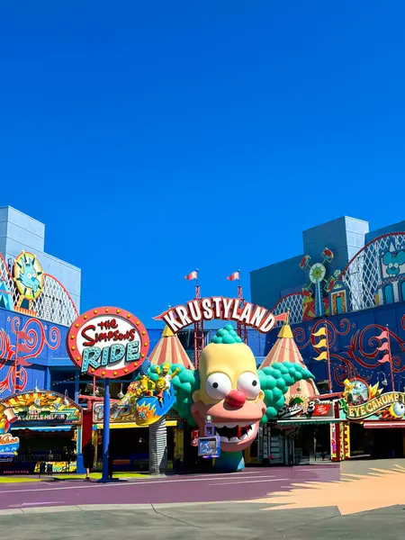 Los Angeles, Kaliforniya, ABD - 09.24.2024: Los Angeles 'taki Iconic Universal Studios. Hollywood Park 'taki Universal Stüdyoları' nın Simpsons bölgesinde Krusty Burger restoranı. Yüksek kalite fotoğraf