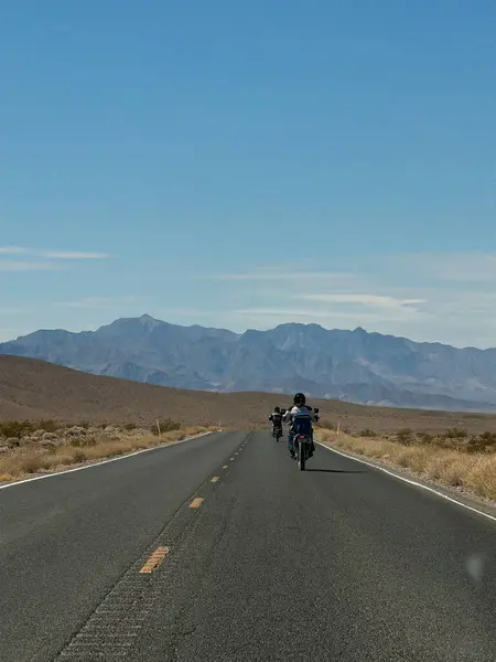 Los Angeles, Kaliforniya, ABD - 09.18.2024: Ölüm Vadisi 'nde seyahat eden birkaç motosikletli, boş yol ve motosikletli, nakliye ile seyahat ediyor. Yüksek kalite fotoğraf