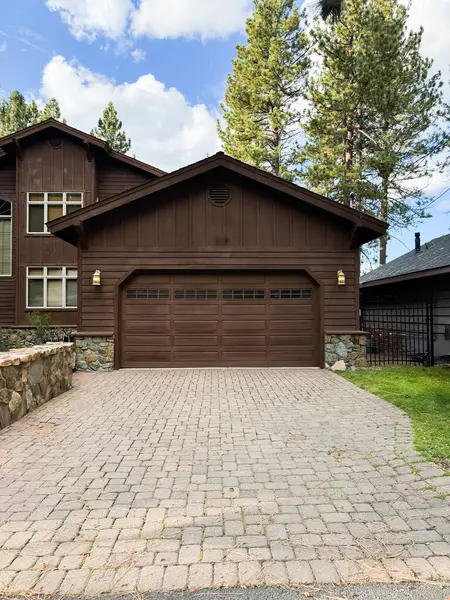 Güney Tahoe Gölü, Kaliforniya, ABD - 09.19.2024: Ağaçlarla çevrili iki katlı güzel bir ev, ahşap bir tarzda yapılmış. Yüksek kalite fotoğraf