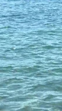 Deniz küçük dalgaları ve kristal berrak suyun üst görüntüsü. Ermenistan, Sevan. Yüksek kalite 