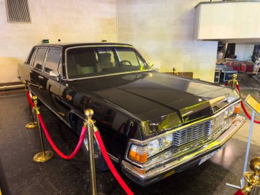 Erivan, Ermenistan - 09.27.2025: Erivan 'da kapalı bir otomobil fuarı. Plakadaki yazıda: 