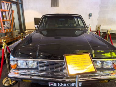 Erivan, Ermenistan - 09.27.2025: Erivan 'da kapalı bir otomobil fuarı. Plakadaki yazıda: 